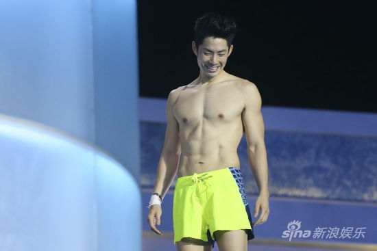 ��ˮ������䛛Qِ�ǽ���Ц�Q(ch��ng)�۽z��ɫ