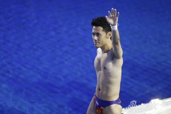 ��ˮ������䛛Qِ�ǽ���Ц�Q(ch��ng)�۽z��ɫ