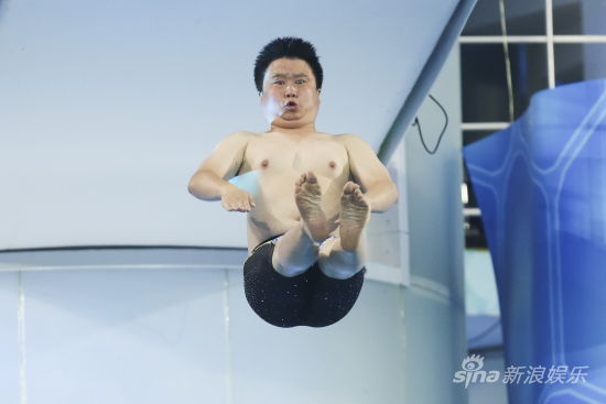 ��ˮ������䛛Qِ�ǽ���Ц�Q(ch��ng)�۽z��ɫ