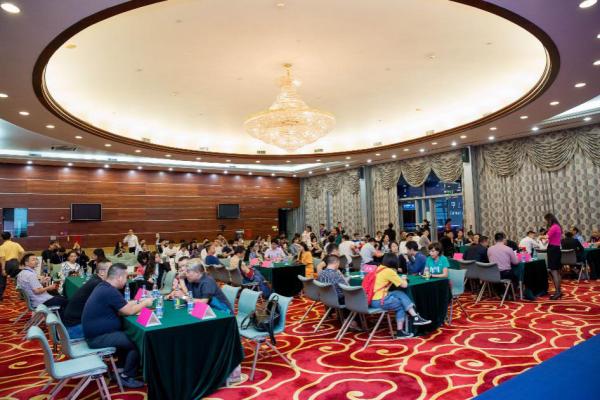 ���ڶYƷ�Ҿ�չ����ʢ��Ļȫ�̸������c(di��n)����